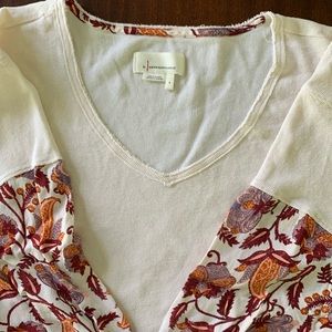 Anthropologie waffle vneck shirt with fun contrast sleeves. Sz Sm like new.